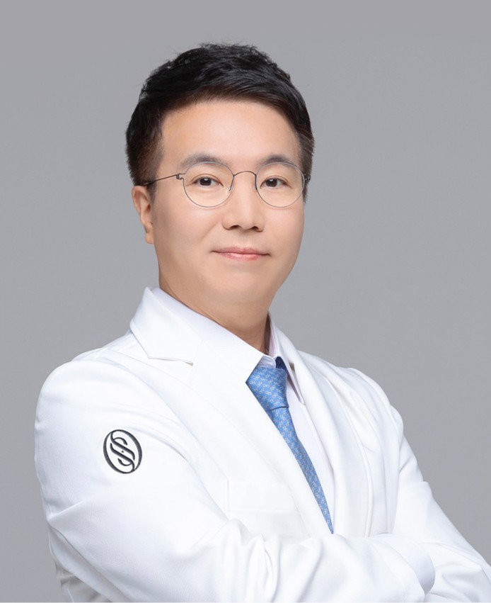 Portrait of Dr. Kyung-In Jung, Chief Surgeon at Synergy Plastic Surgery