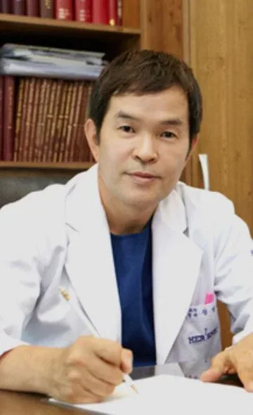 Portrait of Dr. Young Choon Jung, President, HERSHE Plastic Surgery at Hershe Plastic Surgery